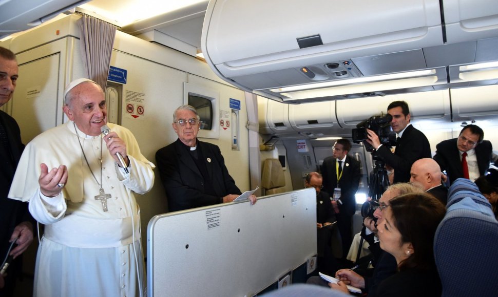 Popiežius Pranciškus lėktuve