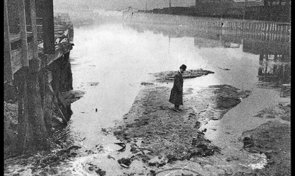 Burbuliuojantis upelis 1911 m. Žmogus stovi ant skerdienos atliekų