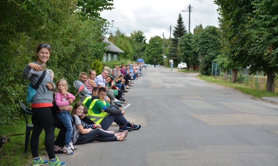 Alsėdžių miestelis šeštadienį pakvies kartu siekti rekordo – daugiausiai žmonių sėdinčių pakelėje vienu metu.