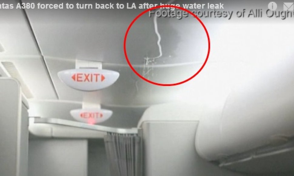 Australijos oro linijų „Qantas“ skrydžio metu į lėktuvo saloną ėmė skverbtis vanduo.