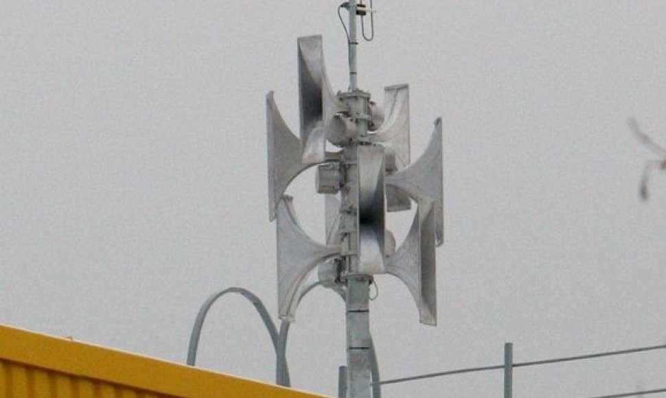 Skirtingose miesto vietose, daugiausia ant mokyklų pastatų, buvo įdiegta 13 sirenų komplektų su radijo antenomis,  garsiakalbiais ir valdymo įranga.
