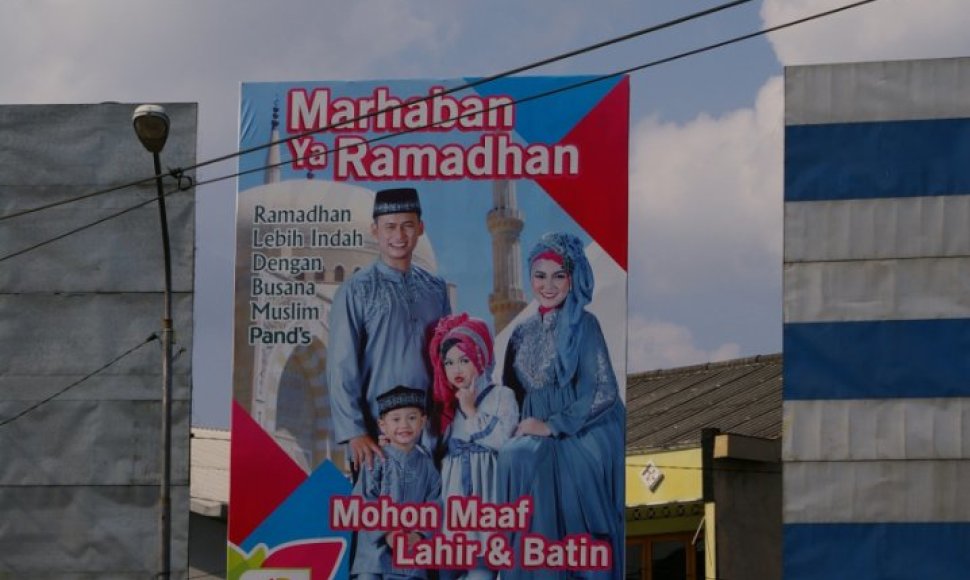 Ramadano proga gyventojus sveikina vietos politikai, reklamos kviečia pasinaudoti specialiomis nuolaidomis.