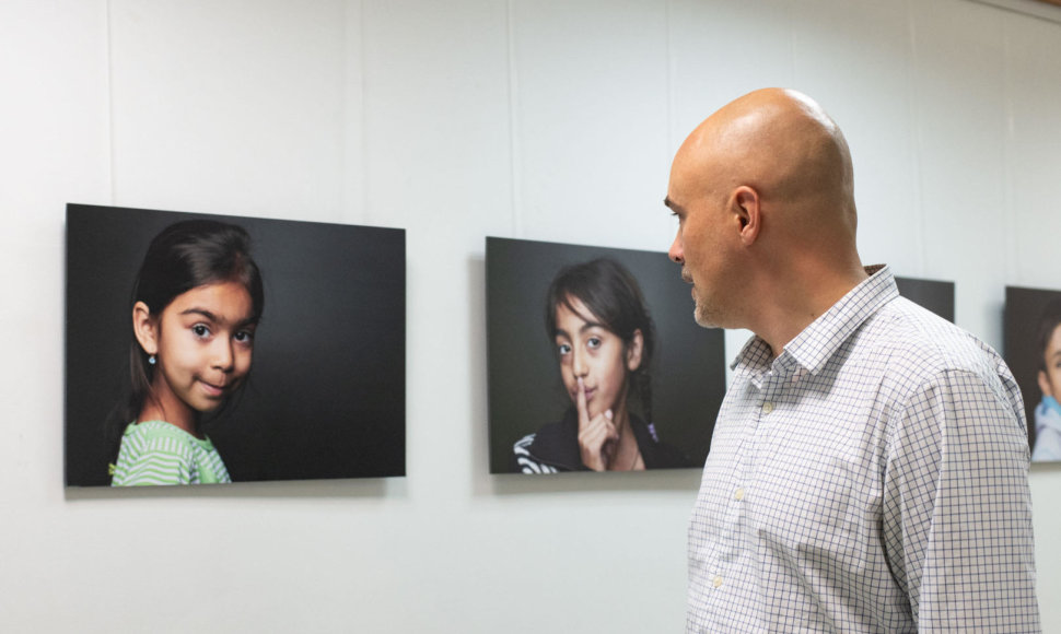 Kauno įvairių tautų kultūros centre atidaryta fotografijų paroda „Prisimink, kad žmogus esi“