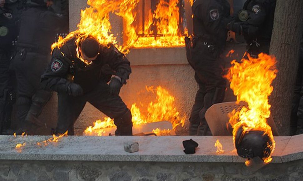 Degantys Ukrainos pareigūnai. 