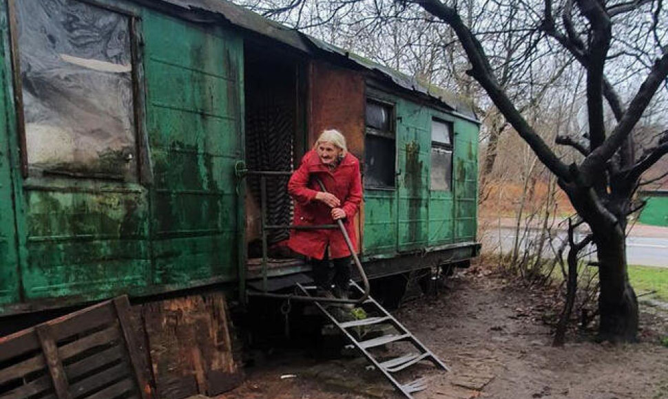 Vieniša 90 metų senolė jau daug metų gyvena vagonėlyje antisanitarinėmis sąlygomis