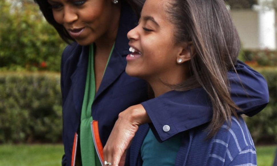 U.S. first lady Michelle Obama walks with her daughter Malia during the Annual Easter Egg Roll on the South Lawn at the White House in Washington, April 13, 2009. REUTERS/Jim Young (UNITED STATES POLITICS)