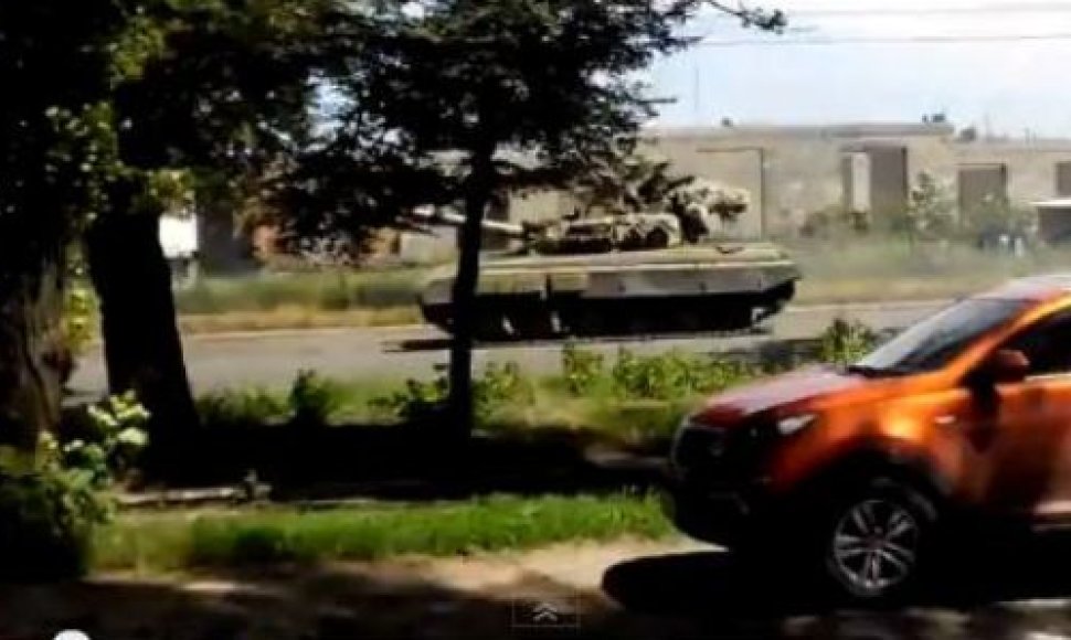 Ukrainoje pastebėti tankai su Rusijos vėliavomis
