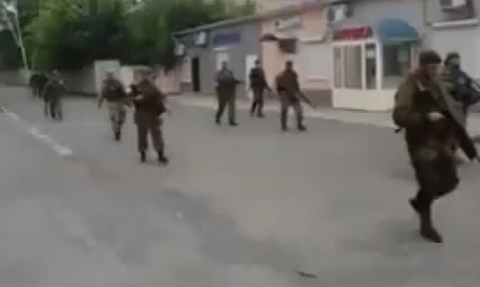 Internete paviešintas vaizdo įrašas, įrodantis, kad Donbase veikia  „Kadyrovo vyrai“.