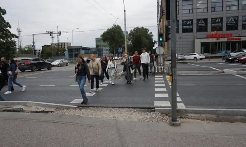 Pėstieji priversti eiti dviračiams skirta pervaža Kalvarijų g. Vilniuje