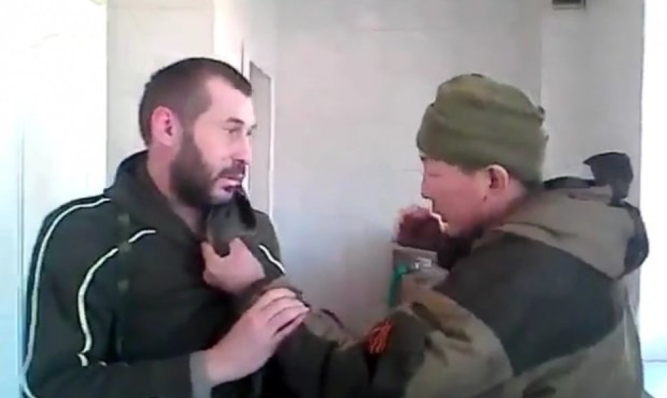 „YouTube“ – vaizdo įrašas, kuriame mušamas dezertyras iš Donbaso.