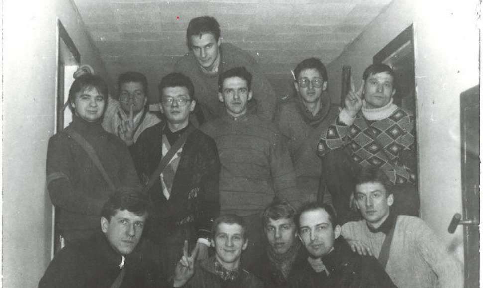 Evaldas Čižinauskas (dešinėje apačioje) su kitais savanoriais AT priestato rūsyje. Kartu su juo taip pat yra A.Cicėnas, D.Semaška, D.Serbentavičius, E.Aleksaitis, D.Saladis, G.Grinevičius