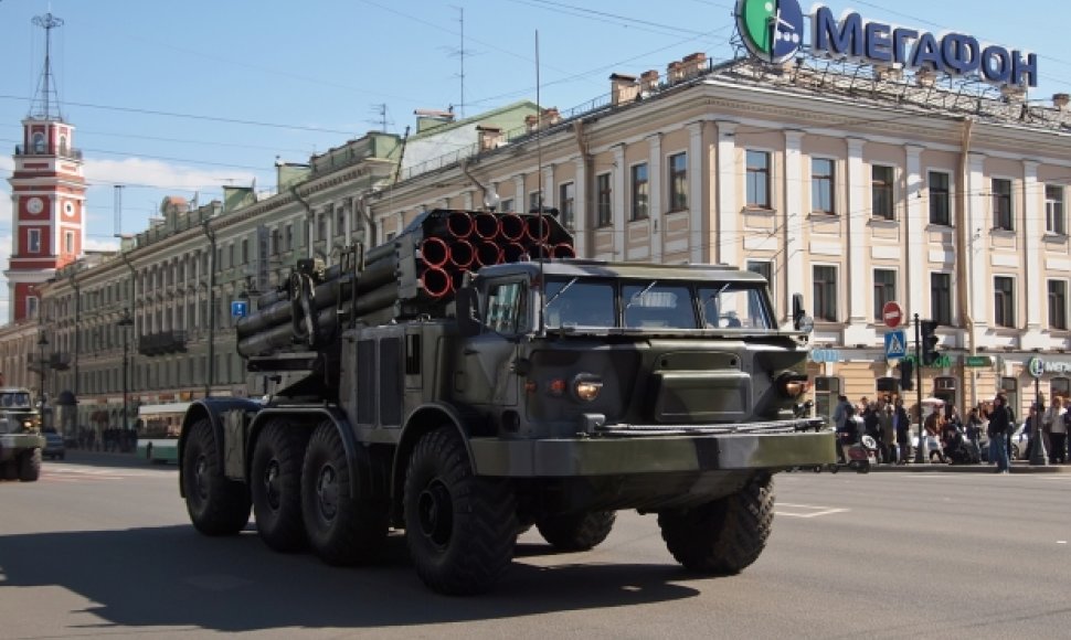 Rusiška karinė technika keliauja per Krymą