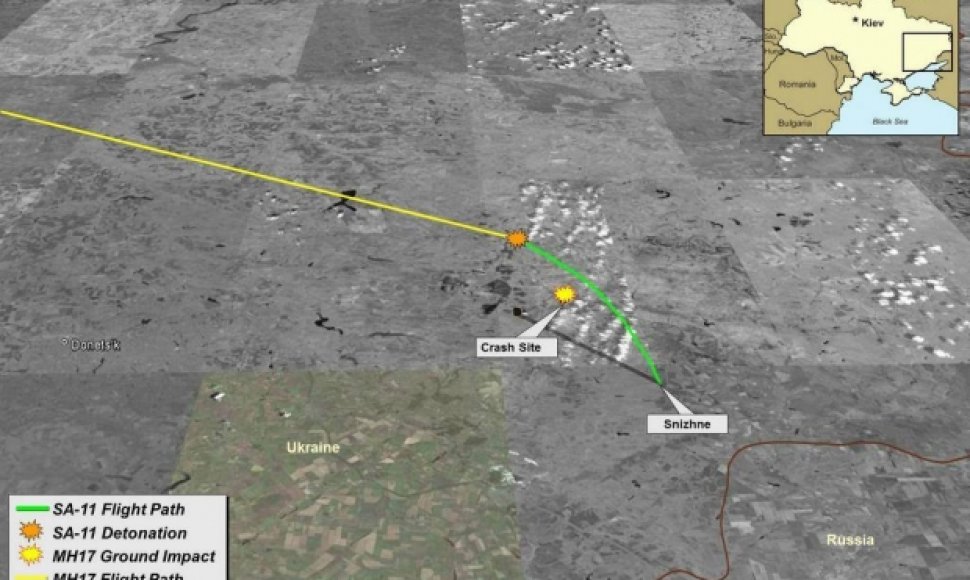 JAV ambasada Ukrainoje paskelbė žemėlapį, kuriame pavaizduota „Buk“ komplekso raketos „žemė-oras“, kuri numušė Malaizijos lėktuvą Ukrainoje, judėjimo trajektorija.