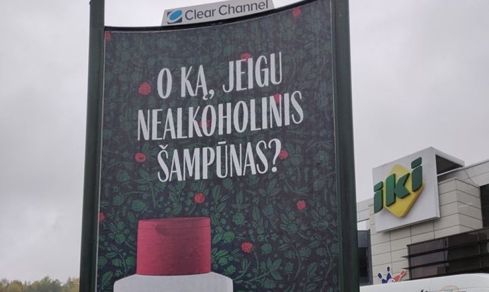 Naujas reklaminis stendas apie nealkoholinį šampūną