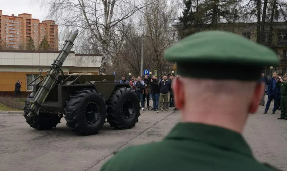 Per demonstraciją Rusijos robotas vos nesutraiškė savo operatoriaus.