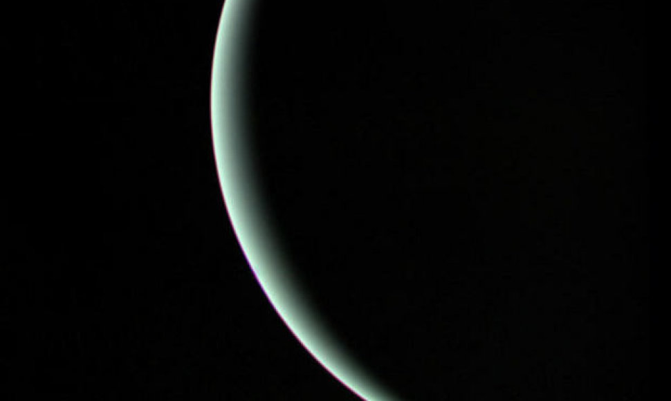 Taip Uranas atrodė pro "Voyager 2" fotobojektyvą - zondas pro planetą fotografavimo akimirką skriejo 965 tūkst. km atstumu (daugiau nei dvigubai didesnis už atstumą, skiriantį Žemę ir Mėnulį)