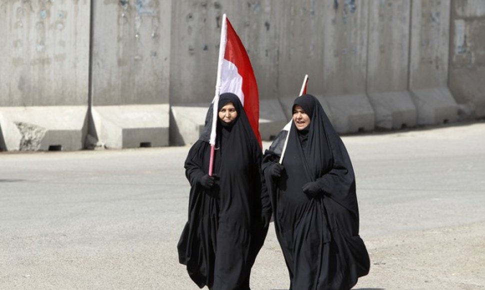 Moterys su Irako vėliava