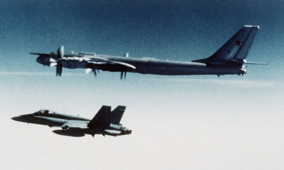 NATO pajėgų naikintuvo F-18 lydimas Rusijos strateginis bombonešis Tu-95MS
