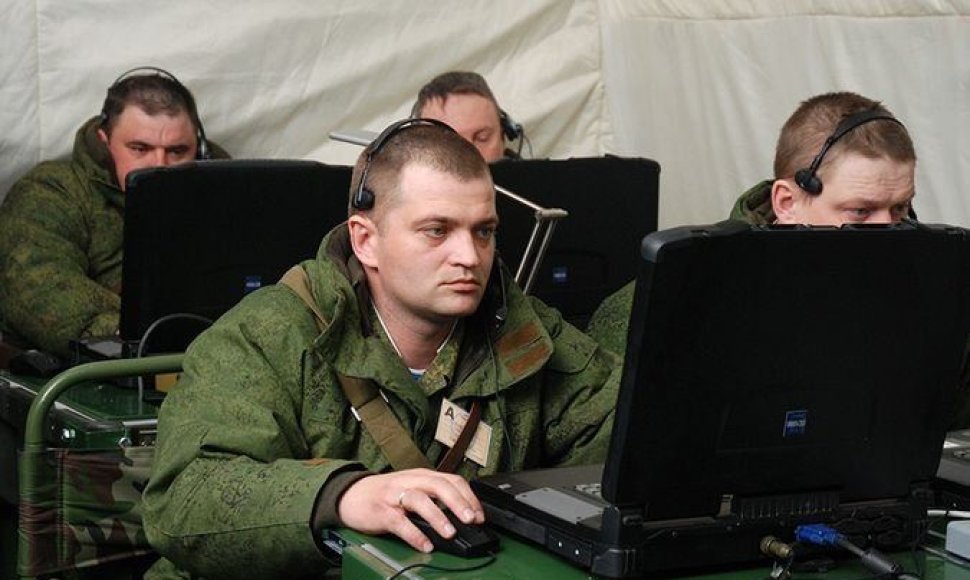 Rusijos kariai dirba prie kompiuterių