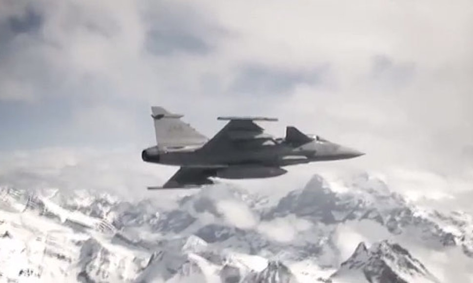 Švedijos KOP naikintuvas JAS-39 Gripen virš Šveicarijos Alpių