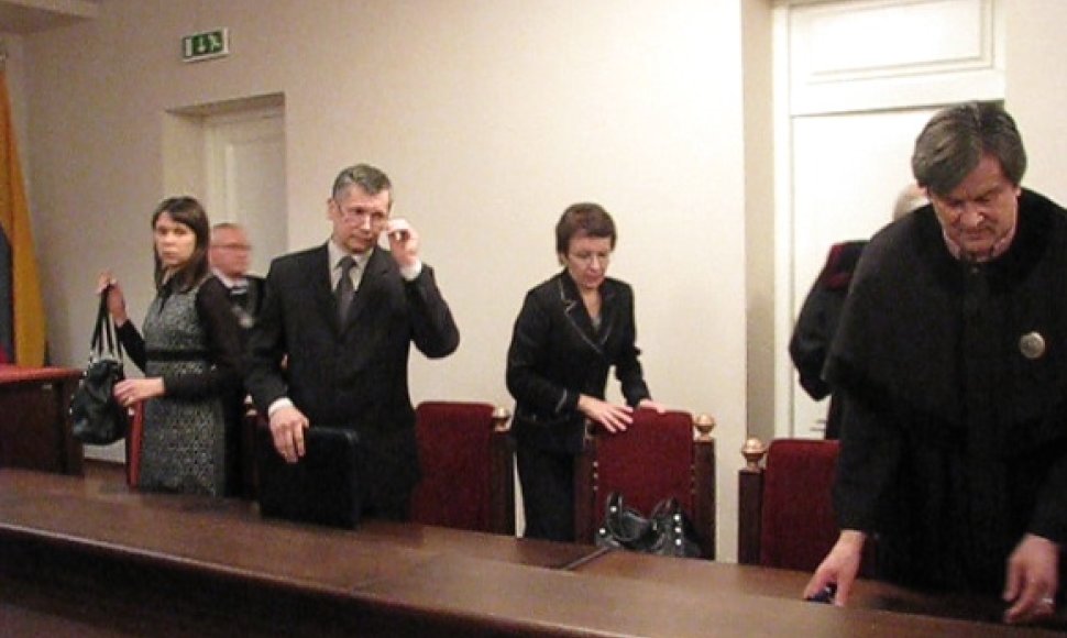 Savickų šeima su ketvirtojo teisiamojo advokatu R.Andrikiu (dešinėje).