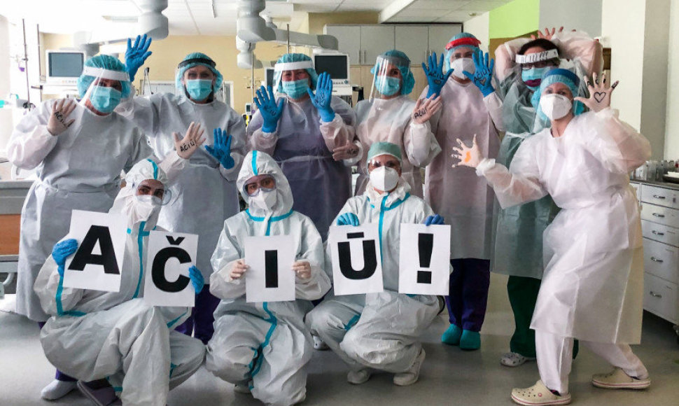 Respublikinės Šiaulių ligoninės Chirurgijos reanimacijos ir intensyviosios terapijos skyriaus medikės dėkoja visiems, padėjusiems nelengvu laikotarpiu, gydant COVID-19 ligonius