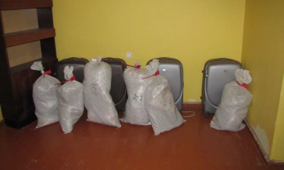 Pas įtariamuosius rastus narkotikus pareigūnai vežė maišais