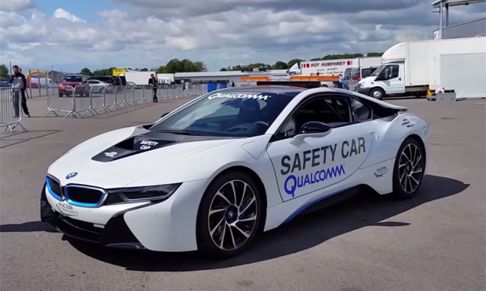 BMW i8 saugos automobilis