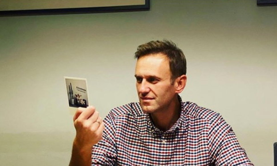 Aleksejus Navalnas skaito rėmėjų laiškus