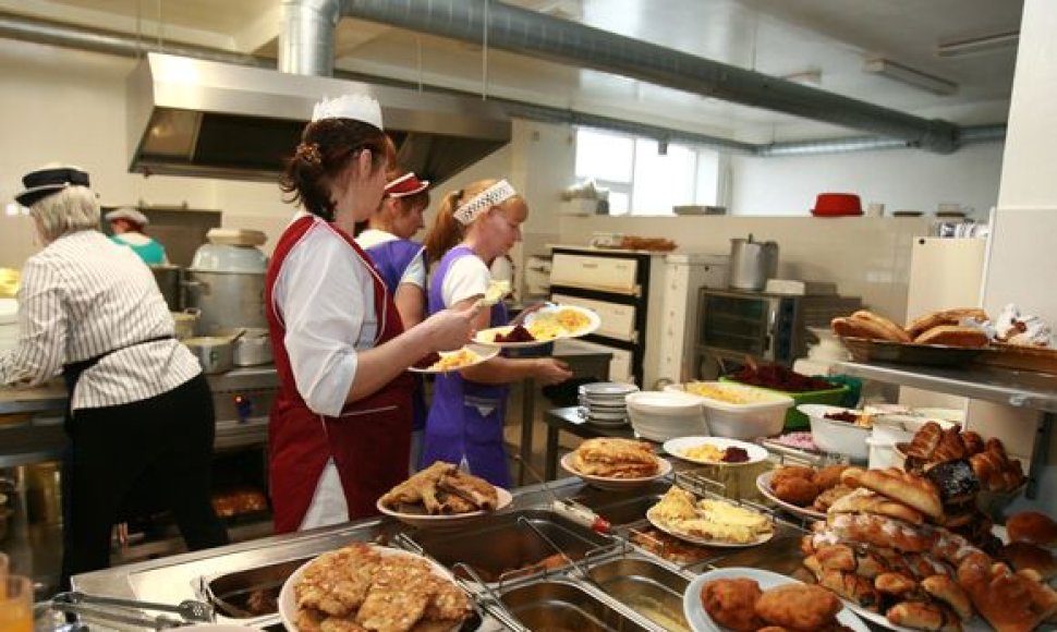 Mokyklų valgyklas itin pamėgo įvairių bendrovių darbuotojai, nes čia galima papietauti vos už kelis litus.