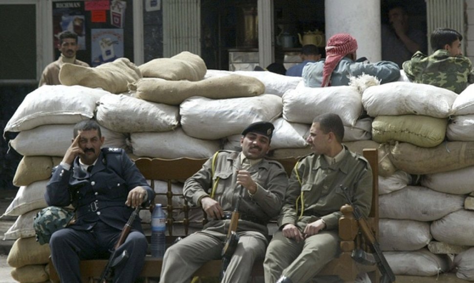 Irako kariai sėdi šalia smėlio maišų Bagdade (2003 m. kovo 20d.)