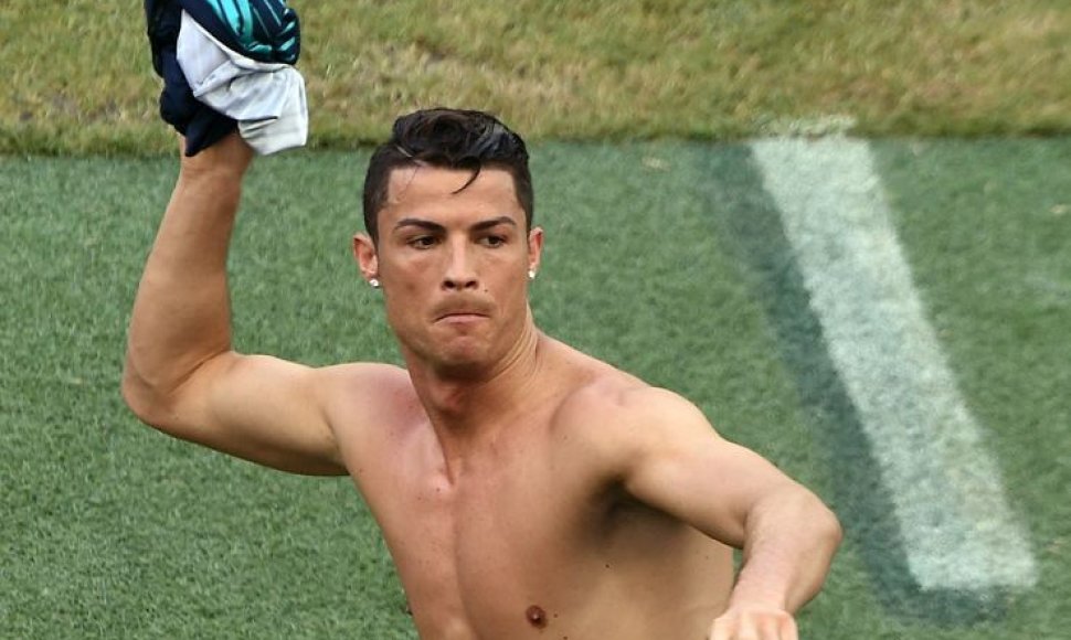 Cristiano Ronaldo po apšilimo savo marškinėlius padovanojo futbolo sirgaliams