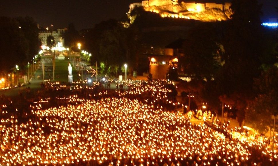 Lurde žvakių procesija