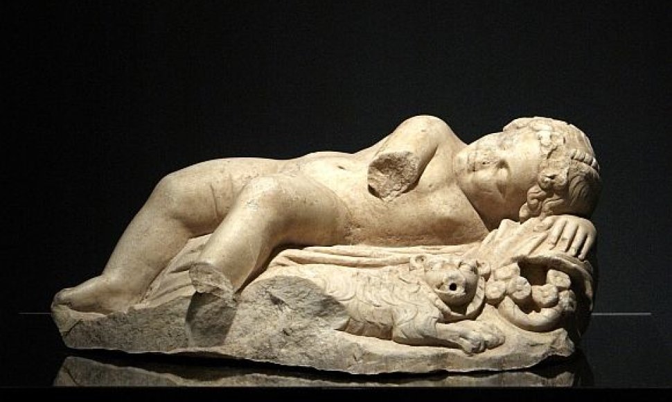 Parodos eksponatas – miegančio Eroto skulptūrėlė