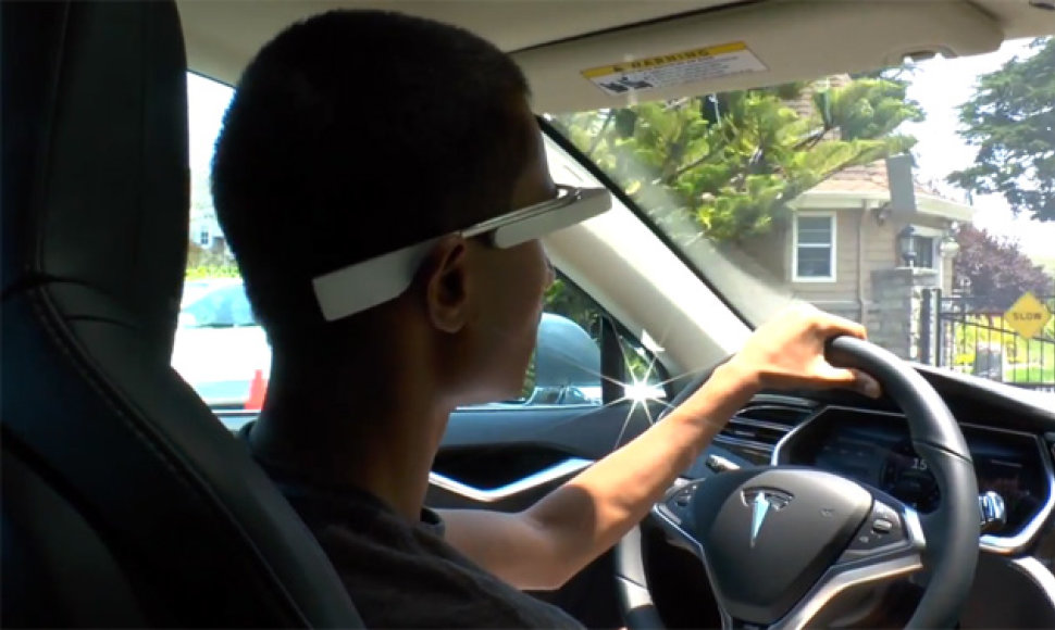 Vairuotoja su „Google Glass“ akiniais