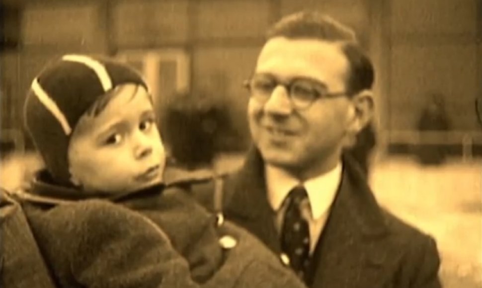 Seras Nicholas Wintonas su vienu iš žydų vaikų, kurį išgelbėjo per holokaustą