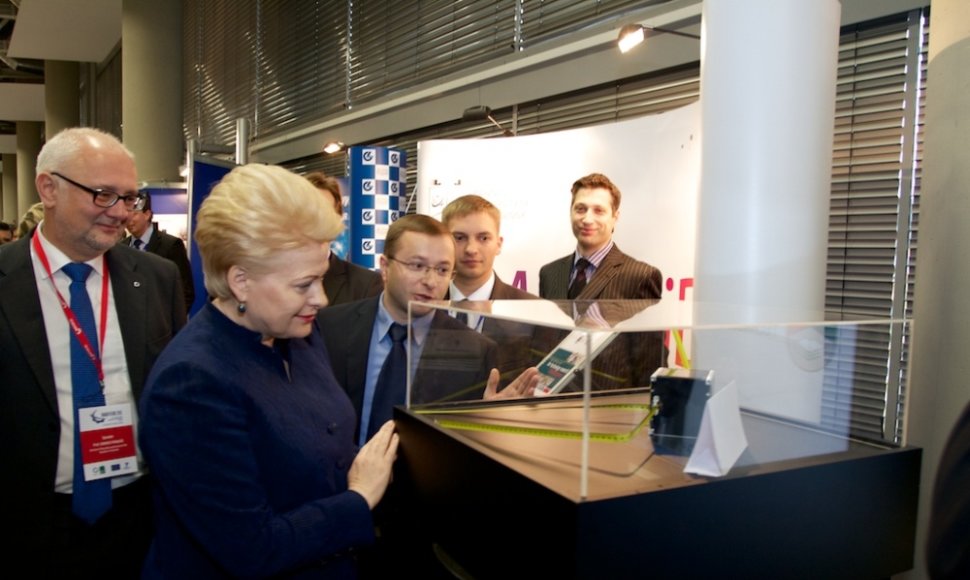 Su pirmąjį lietuvišką palydovą „LitSat-1“ kuriančia komanda susitiko prezidentė D.Grybauskaitė bei Švietimo ir mokslo ministras D.Pavalkis