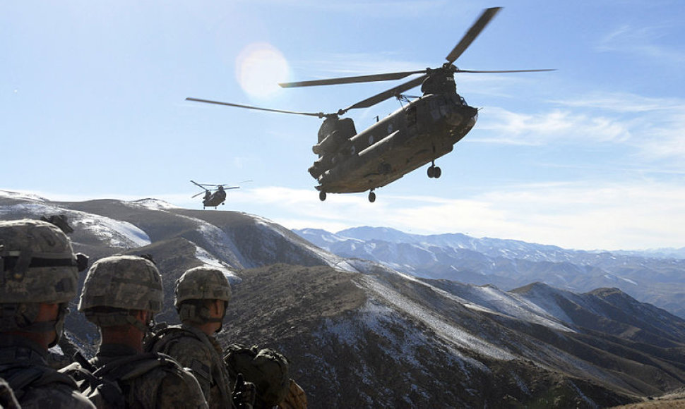 Kariai Afganistano kalnuose laukia, kol galės lipti į sraigtasparnius „CH-47 Chinook“
