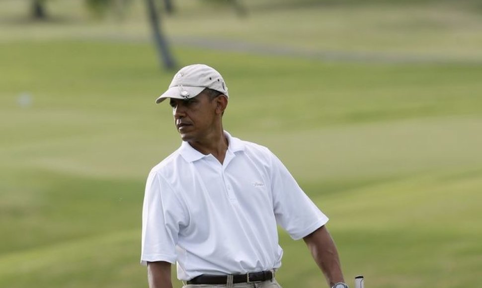 JAV prezidentas Barackas Obama žaidžia golfą. 