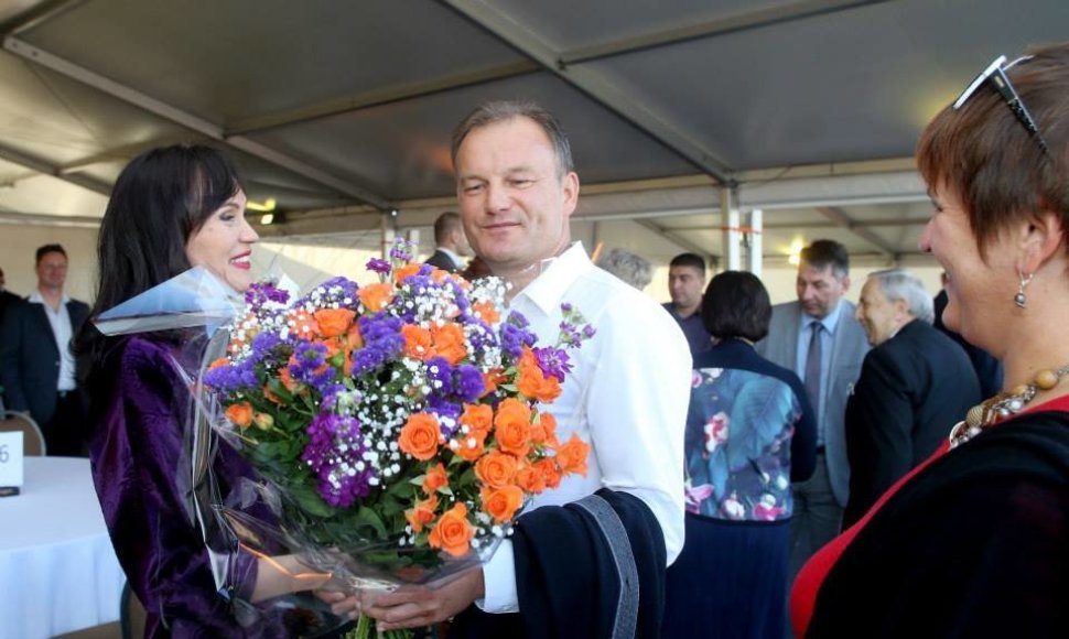 Ši nuotrauka su Jolantai Uspaskich teikiamomis gėlėmis gali brangiai kainuoti laikinajam Kauno apskrities VMI vadovui Gintautui Muznikui