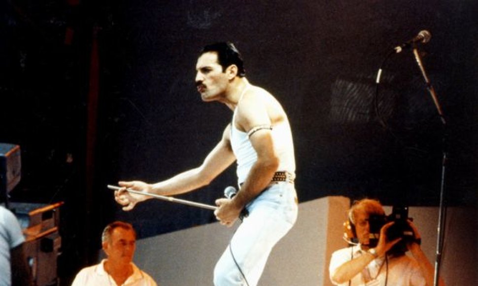 Freddie Mercury 1985 metais Vemblio stadione.