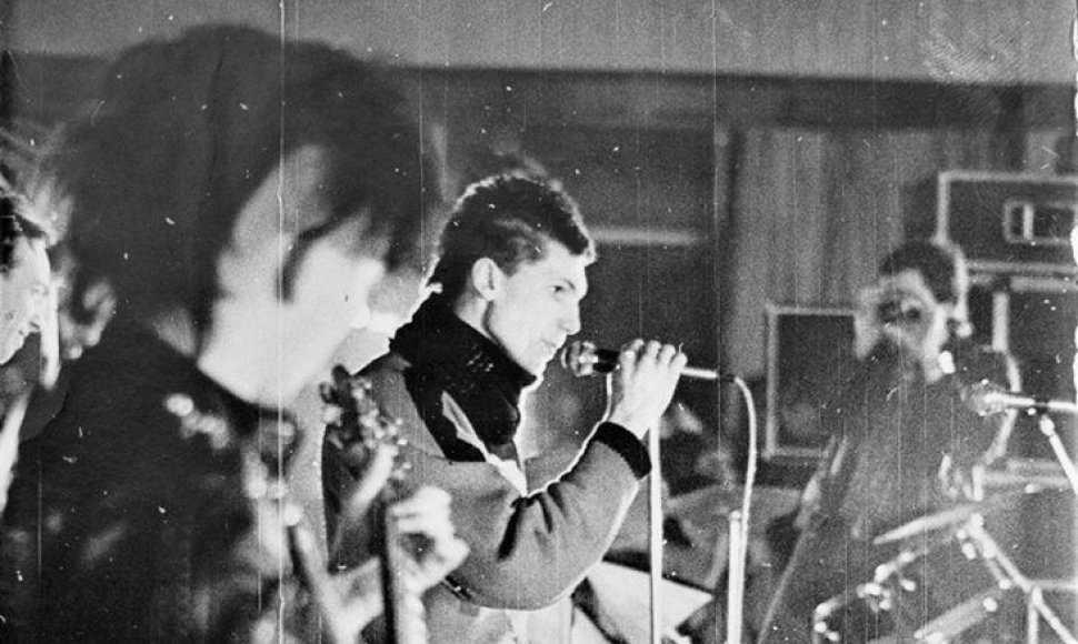 Pankroko grupės „Komanda V“ nariai Nėrius Pečiūra-Atsuktuvas ir Vikintas Darius Šimanskas-Varveklis (stovi prie mikrofono) Vilniaus roko klubo atidarymo koncerte Vilniaus lengvosios atletikos manieže. 1987 m. kovo 8 d.