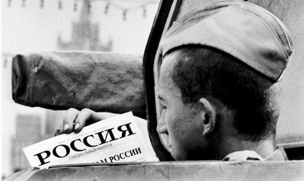 Sovietų sąjungos karys skaito raginimą priešintis perversmui (1991 m. rugpjūčio 20 d.).