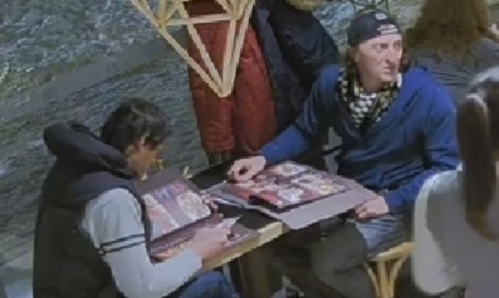 Ieškomi įtariamieji