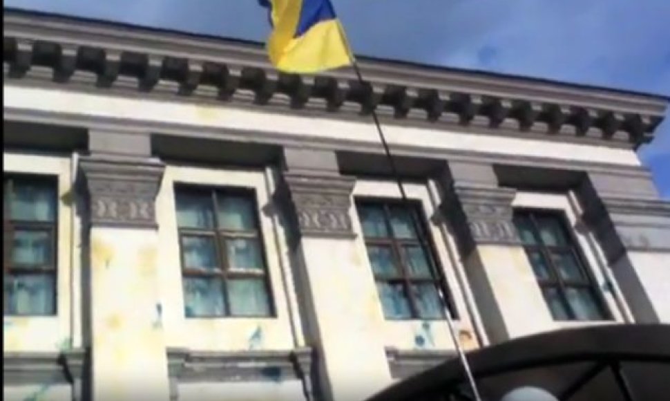 Ukrainos vėliava prie Rusijos ambasados Kijeve
