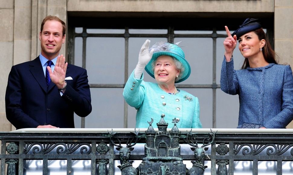 Princas Williamas, karalienė Elizabeth II ir Kembridžo hercogienė Catherine (2012-ųjų birželį)