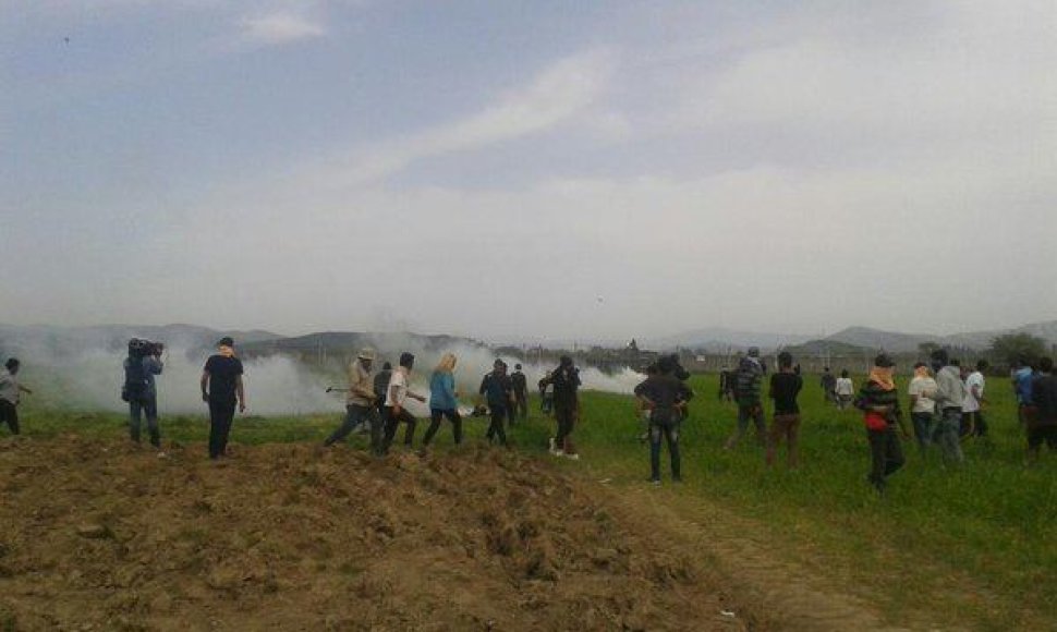 Makedonijos policija ašarinėmis dujomis vaikė migrantus prie sienos su Graikija