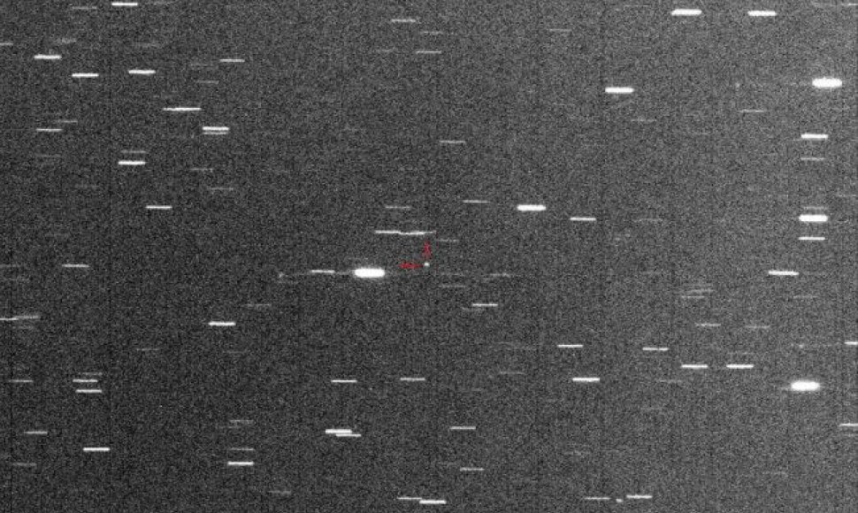 Asteroidas 2017 GM: objektas stebėtas žvaigždžių fone, tad pats asteroidas yra taško formos, o žvaigždės – ištęstos į brūkšnelius