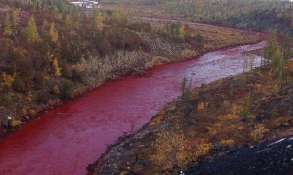 Upė Sibire nusidažė ryškiai raudona spalva