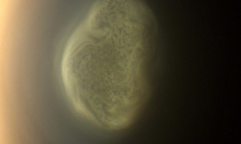 Zondas „Cassini“ virš Titano ašigalio užfiksavo keistą neregėto dydžio dėmę 